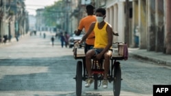 Escena captada la mañana del miércoles en una calle de La Habana (Yamil Lage/AFP).