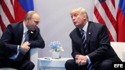 El presidente ruso, Vladímir Putin, conversa con el presidente estadounidense, Donald J. Trump, en la cumbre del G20.