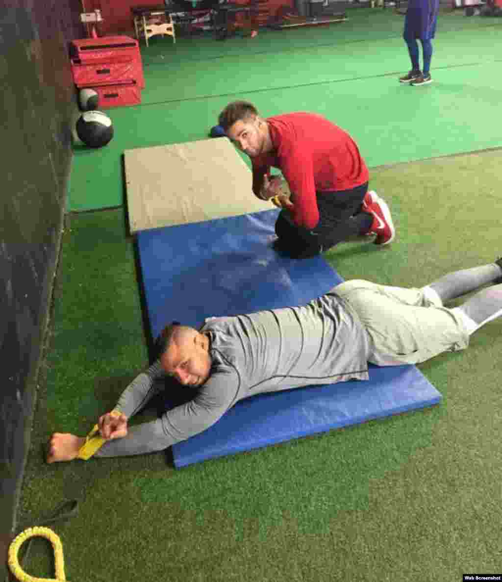 Los hermanos Yulieski y Lourdes Gourriel Jr. llegaron a Miami el 2 de marzo de 2016 tras desertar del equipo nacional de béisbol que compitió en la Serie del Caribe en Santo Domingo, República Dominicana. En este momento, entrenan en EEUU.