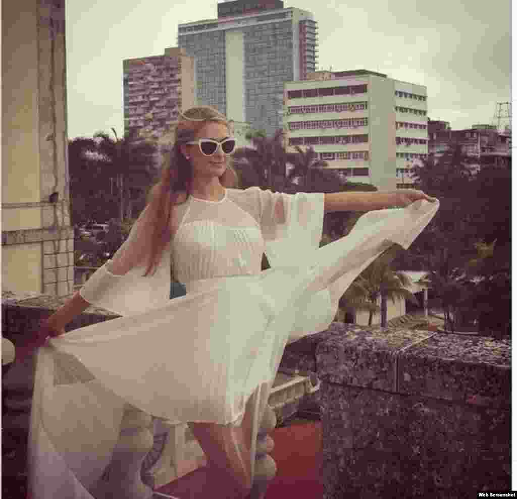 Paris Hilton posa en el que fue el antiguo Habana Hilton, hoy Habana Libre.