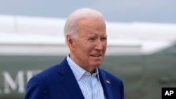 El presidente Joe Biden aborda el Air Force One, en la Base de la Fuerza Aérea Andrews, Maryland, el sábado 27 de enero de 2024, de camino a Carolina del Sur. (Foto AP/Jacquelyn Martin)