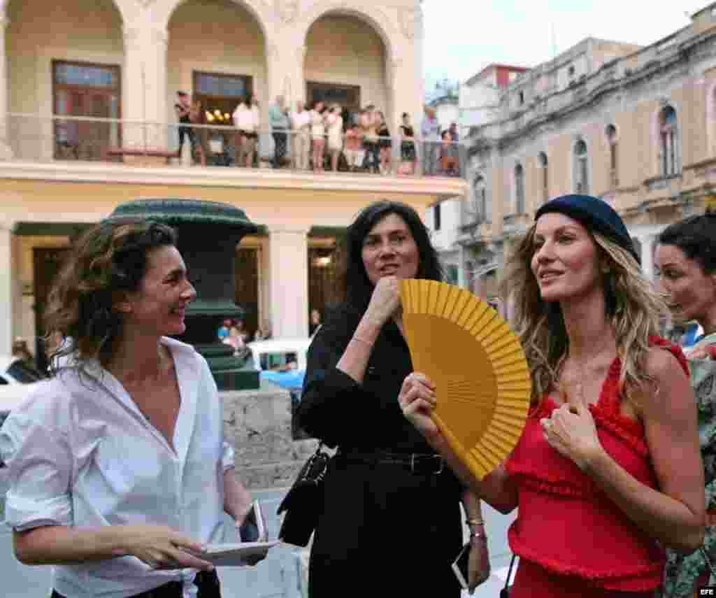 La súpermodelo brasileña Gisele Bündchen (d) con la editora jefa de Vogue Paris, Emmanuelle Alt (c) al en el desfile de Chanel.