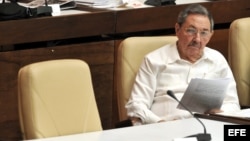 Raúl Castro permanece junto a la silla vacía correspondiente a su hermano Fidel Castro.