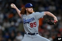 El pitcher de los Dodgers de Los Ángeles Dustin May lanza durante la primera entrada del juego de las Grandes Ligas contra los Gigantes de San Francisco, el viernes 16 de septiembre de 2022, en San Francisco. (AP Foto/Tony Avelar)