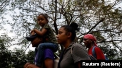 Migrantes cruzando la frontera de EEUU con México.