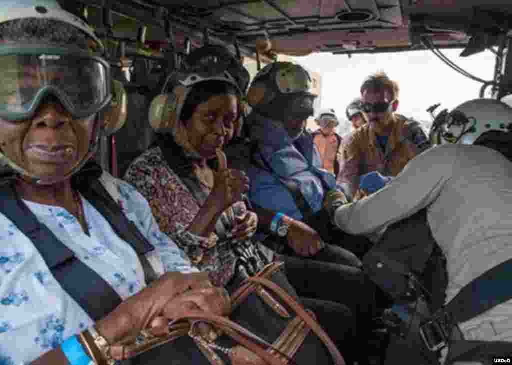 Ayuda a los residentes de Islas Vírgenes por los marinos de USS Waps.