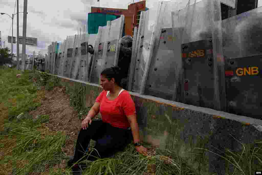 Una mujer reposa luego de ser afectada por gases lacrimógenos el 7 de junio del 2016 en Caracas, Venezuela.