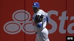  Yasiel Puig de Dodgers tras atrapar una bola bateada por Gregor Blanco de Gigantes.