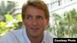 Jeff Flake: Avanzamos con Vietnam ¿Por qué no con Cuba?