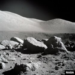 Un miembro de la tripulación del Apollo 17 tomó esta fotografía de un gran campo de rocas de la superficie lunar en el sitio de aterrizaje de Taurus-Littrow.