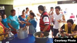 MIgrantes cubanos acuden a almorzar en uno de los albergues habilitados por Costa Rica.