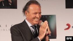 El cantante español Julio Iglesias durante una rueda de prensa en Ciudad de México, donde anuncio la presentación de su mas reciente producción discográfica, "México".