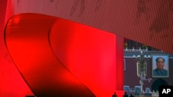 Un lazo rojo gigante en la Plaza de Tiananmen. AP Photo/Andy Wong