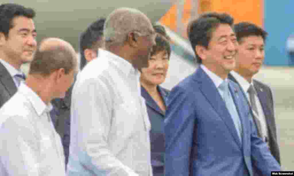 El premier japonés Shinzo Abe, arriba al Aeropuerto Internacional José Martí de La Habana.