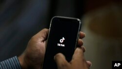 Un hombre abre la aplicación TikTok en su teléfono. (AP/Anjum Naveed, File)