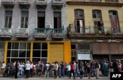 Una cola en una panadería de La Habana.