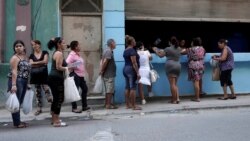 Cubanos hacen fila para adquirir productos en una tienda del Estado, el 23 de marzo del 2020, REUTERS/Alexandre Meneghini
