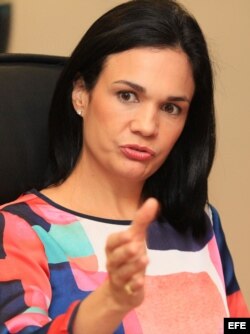 La canciller panameña, Isabel De Saint Malo, habla durante un encuentro con la presa extranjera el 1 de agosto de 2014, en Ciudad de Panamá