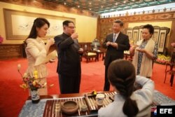 Kim Jong-un (c-i), y a su esposa, Ri Sol-ju (i), junto al presidente chino, Xi Jinping (2-d), y a la primera dama china, Peng Liyuan.