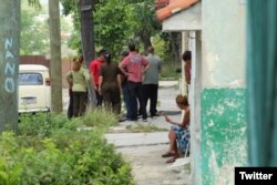 Reunión de represores a 100 mts. d sede @DamasdBlanco Lawton #LaHabana. (Angel Moya/Twitter)