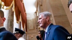 El representante Kevin McCarthy, republicano por California, abandona la Cámara de Representantes después de ser derrocado como presidente de la Cámara en el Capitolio de Washington, el martes 3 de octubre de 2023. (Foto AP/Stephanie Scarbrough)