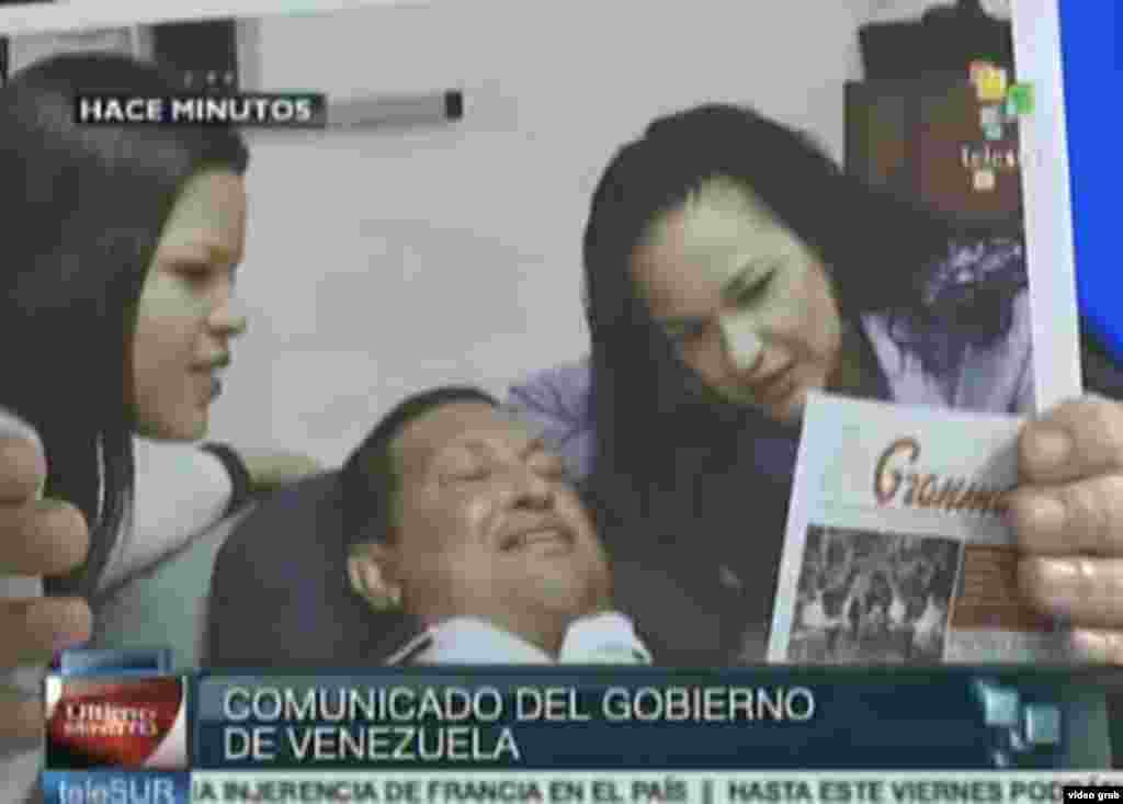 El ministro de Ciencia y Tecnolog&iacute;a, y yerno del mandatario, Jorge Arreaza, difundi&oacute; en la televisora estatal&nbsp; fotograf&iacute;as de Ch&aacute;vez acostado, acompa&ntilde;ado de sus hijas Rosa Virginia y Mar&iacute;a Gabriela.