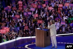 Hillary Clinton fue ovacionada por varios minutos en el United Center de Chicago.