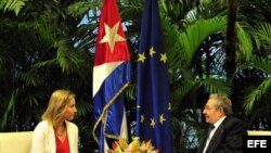 El mandatario Raúl Castro y la jefa de la diplomacia de la Unión Europea, Federica Mogherini, se reunieron en marzo del 2015 en La Habana.