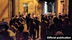 Una reunión de vecinos convocada en una esquina de Camagüey. Foto Archivo. Alejandro Rodríguez Leiva/Diario Adelante.