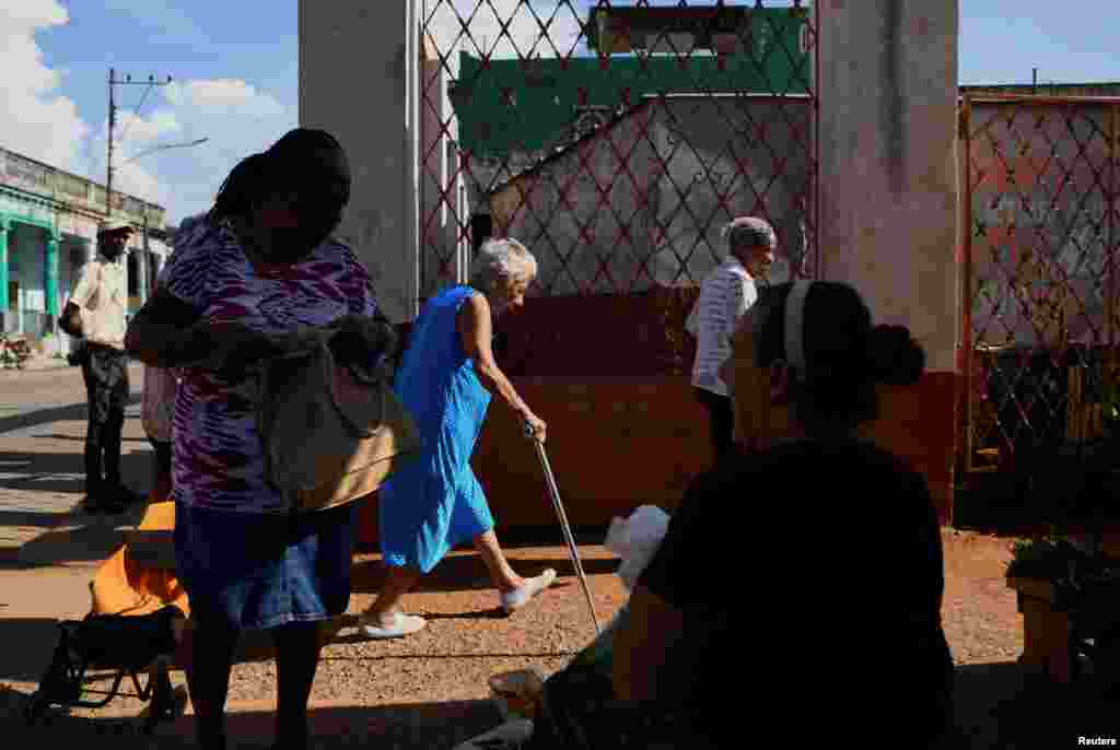 Una mujer vende especias mientras otras entran en un mercado de productos frescos, en La Habana, Cuba, 4 de septiembre de 2024. REUTERS/Norlys Pérez
