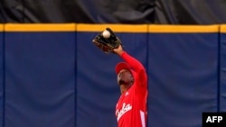 Yuniesky Laurdet de Leñadores de las Tunas atrapa la bola en un juego contra Panamá, durante la pasada Serie del Caribe. (Arcjivo)