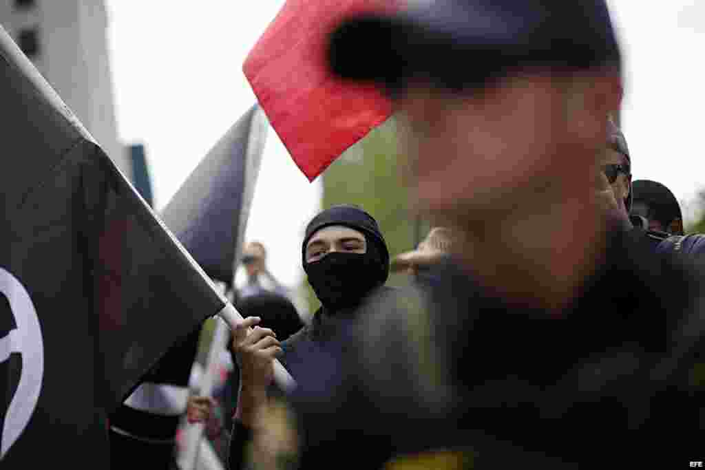 Policías protegen a un pequeño grupo de manifestantes anticapitalistas hoy, 21 de julio de 2016, en Cleveland, Ohio, donde se lleva a cabo la Convención Nacional Republicana.