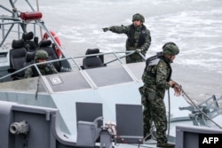 Miembros del ejército de Taiwán realizan ejercicios en el puerto de Liaoluo, en Kinmen, el 24 de mayo de 2024. (Foto de I-Hwa CHENG / AFP)