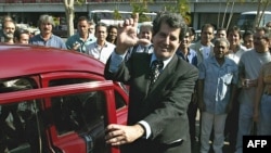 Oswaldo Payá hace la "L" de liberación tras su arribo al aeropuerto Jose Martí de La Habana, el 2 de febrero de 2003, tras un viaje a Europa para recibir el premio Sájarov. Foto: AFP / Adalberto ROQUE.