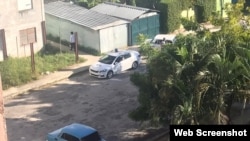 Carro policial custodiando la casa de la acticvista Marthadela Tamayo.