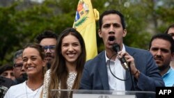 El presidente interino de Venezuela, Juan Guaidó, habla a sus seguidores en Caracas. 