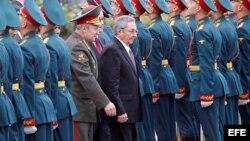 Raúl Castro en un desfile militar durante una ceremonia de homenaje en la Tumba del Soldado Desconocido cerca de los muros del Kremlin en Moscú, Rusia.