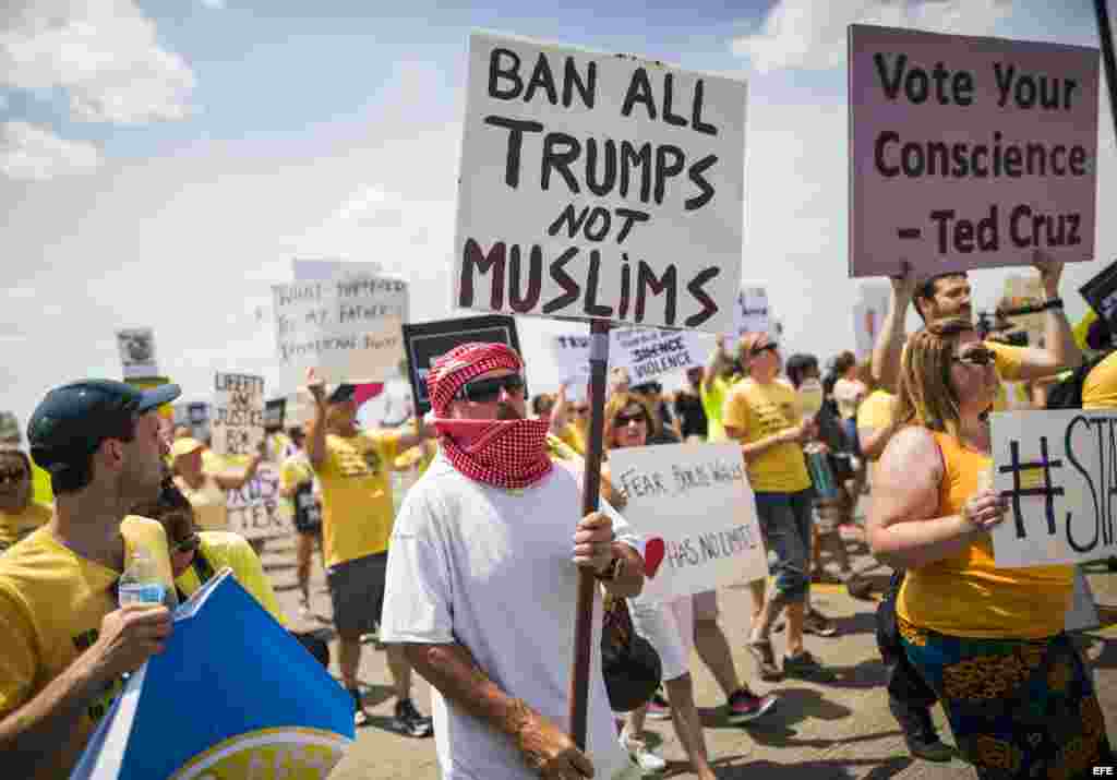 Varios manifestantes se agrupan bajo el lema 'Stand Against Trump' para protestar contra el candidato republicano a la presidencia estadounidense.