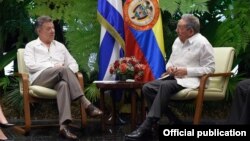 Reunión de los mandatarios de Cuba y Colombia, Raúl Castro y Juan Manuel Santos, este lunes en La Habana, durante la cual trataron temas de interés común para los dos países. Foto Oficial Presidencia de Colombia.