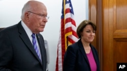 Los senadores demócratas Patrick Leahy y Amy Klobuchar, en una foto de archivo. (AP Photo/Carolyn Kaster)