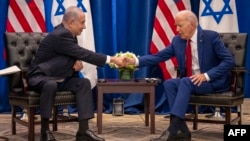 El presidente estadounidense, Joe Biden, le da la mano al primer ministro israelí, Benjamin Netanyahu, mientras se reúnen al margen de la 78.ª Asamblea General de las Naciones Unidas en la ciudad de Nueva York el 20 de septiembre de 2023.