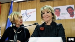 La líder de UPyD, Rosa Díez (i), y la expresidenta de la Comunidad de Madrid y actual presidenta del PP madrileño, Esperanza Aguirre, durante el homenaje a los opositores cubanos fallecidos en julio, Oswaldo Payá y Harold Cepero, organizado por el Movimie