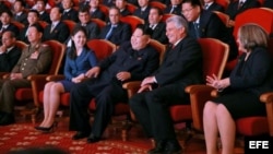 Kim Jong-un (c) junto al primer vicepresidente de Cuba, Miguel Díaz-Canel Bermúdez (2d), ys sus esposa en concierto celebrado en Pyongyang. 