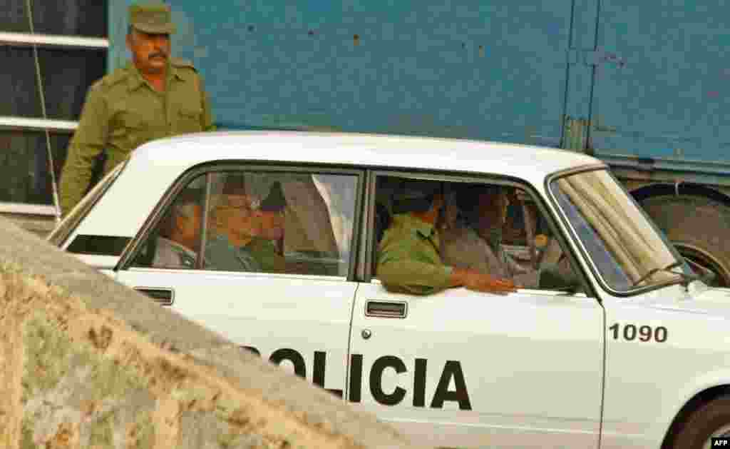 Un disidente conducido al Tribunal en La Habana el 3 de abril de 2003.