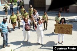 Domingo 148 de represión contra las Damas de Blanco.