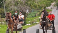 Cubanos en carretas por La Habana.