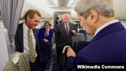 De izquierda a derecha los senadores Flake (R-AZ), Klobuchar (D-MN) y Leahy (D-VT); de espaldas el ex secretario de Estado Kerry, durante su viaje a La Habana para inaugurar la Embajada de Estados Unidos.