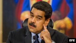 El presidente de Venezuela, Nicolás Maduro, habla durante una rueda de prensa con medios de comunicación internacionales hoy, 18 de enero de 2017, en la ciudad de Caracas (Venezuela). Maduro dijo hoy que espera lograr, mediante el proceso de diálogo en el