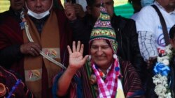 El expresidente Evo Morales saluda durante un mitin con simpatizantes en Villazón, Bolivia, luego de cruzar un puente fronterizo desde Argentina. (AP Foto/Juan Karita)