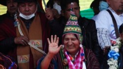 El expresidente Evo Morales saluda durante un mitin con simpatizantes en Villazón, Bolivia, luego de cruzar un puente fronterizo desde Argentina. (AP Foto/Juan Karita)